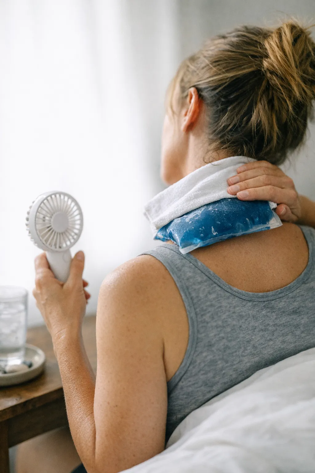 how to stop a hot flash fast without hormones